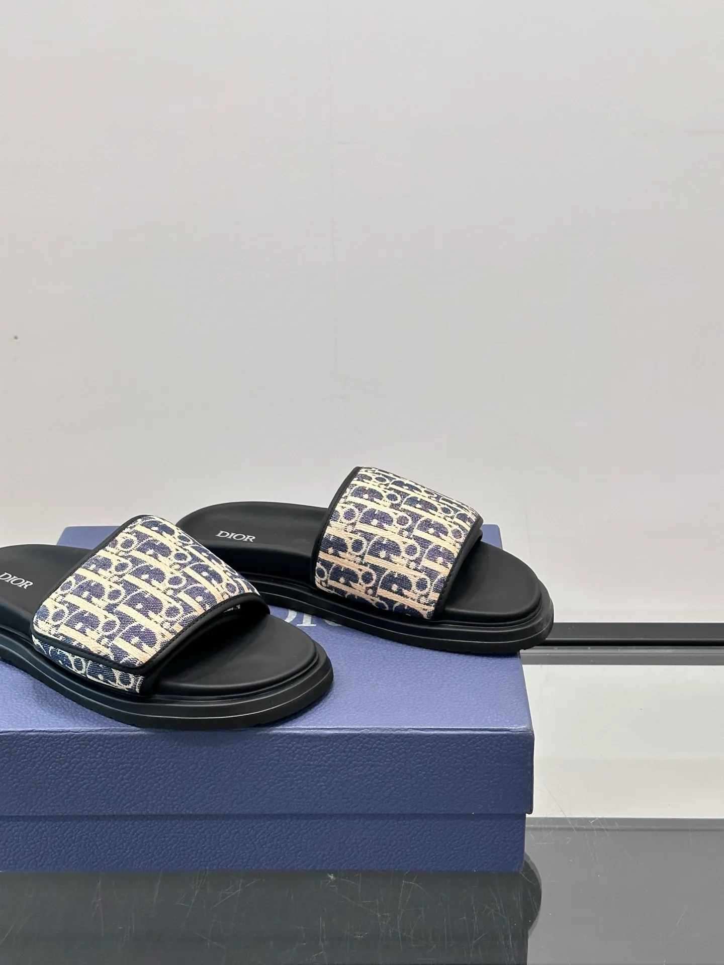 Factory price: 280💰𝐂𝐡𝐫𝐢𝐬𝐭𝐢𝐚𝐧 𝐃𝐢𝐨𝐫 Dior's latest popular sandals, classic upgraded Velcro sandals, original replicas, super durable and versatile, very comfortable on the feet, slimming and white, original cowhide leather upper, sheepskin lining Original d hardware buckle Original molded T men's shoes 💰U outsole Size: 38-44 (.45.46 customized)